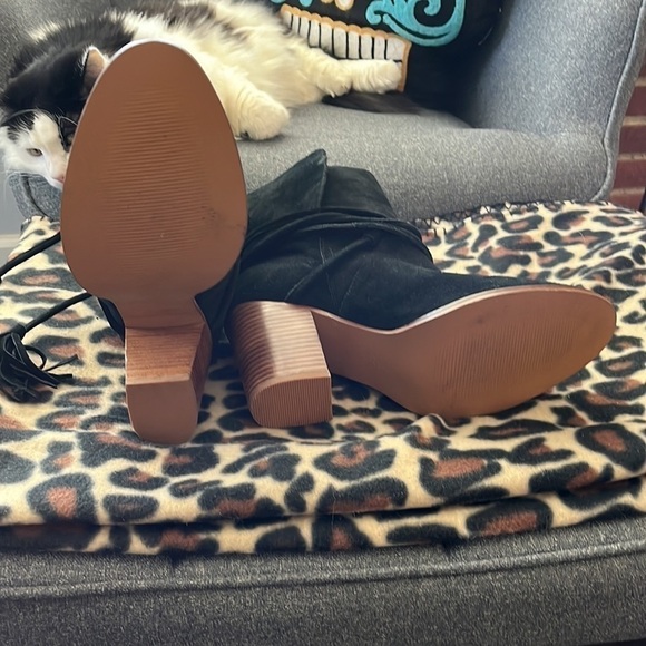 Aldo heeled Suede lace up boot size 8 1/2 .  Pristine condition.  Beautiful boot - Picture 5 of 6